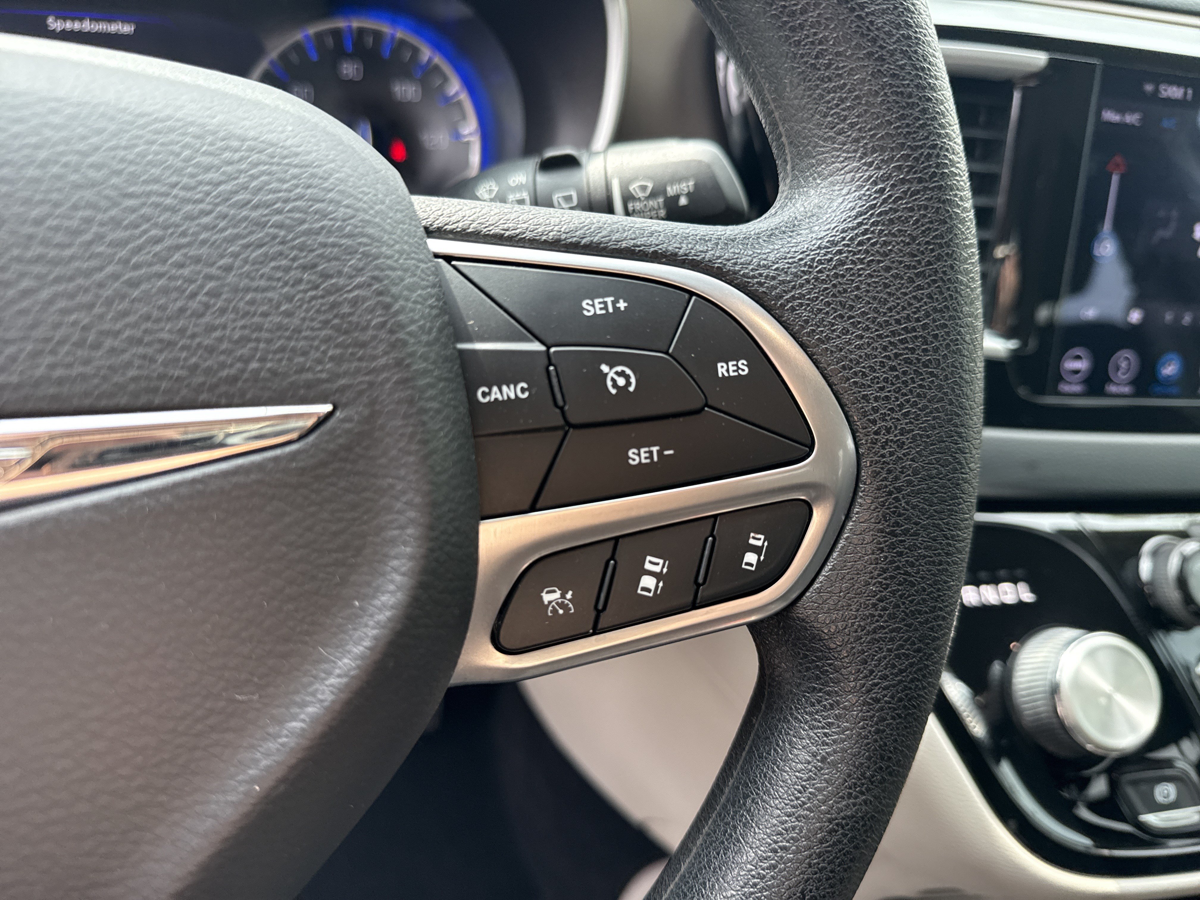 Used 2019 Chrysler Pacifica Touring Plus w/ Advanced Safetytec Group FWD image 27