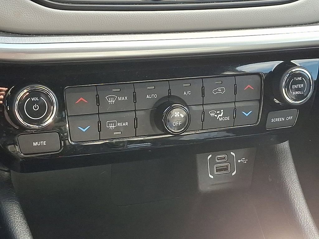 Used 2025 Jeep Compass Limited image 14