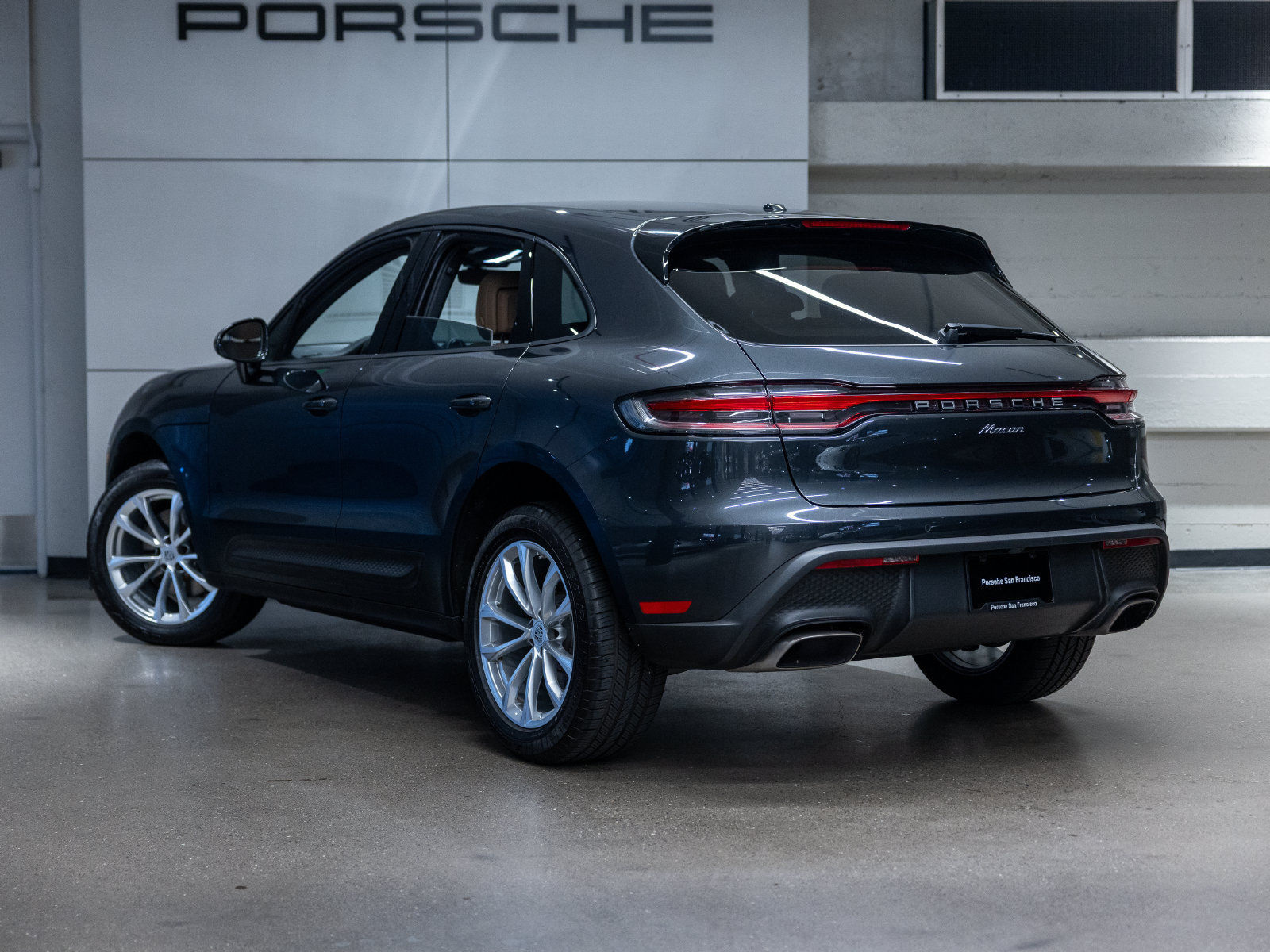 Certified 2023 Porsche Macan AWD/4WD image 3