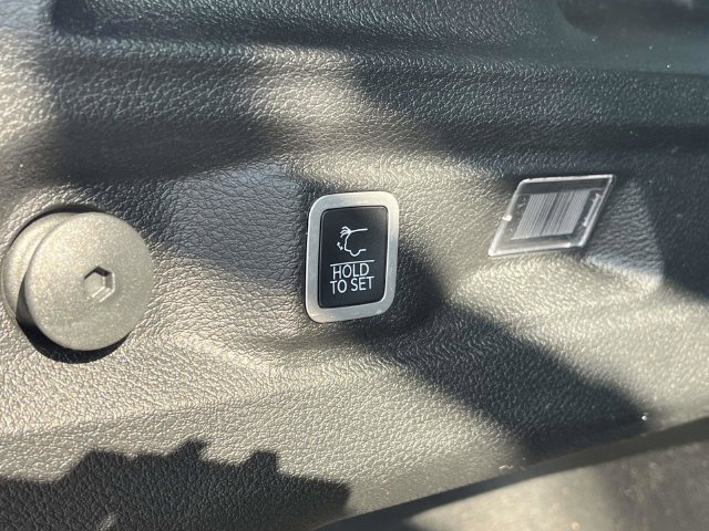 Used 2022 Jeep Grand Cherokee L Limited AWD/4WD image 23