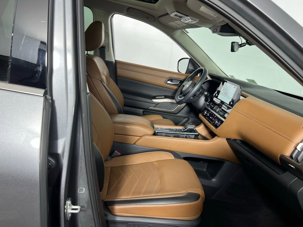 Used 2024 Nissan Pathfinder Platinum w/ Cargo Package image 27