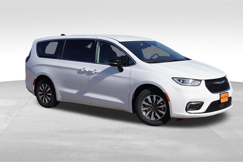Certified 2024 Chrysler Pacifica Limited FWD image 2