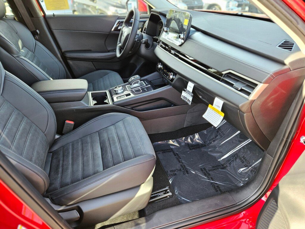 New 2025 Mitsubishi Outlander SE image 10
