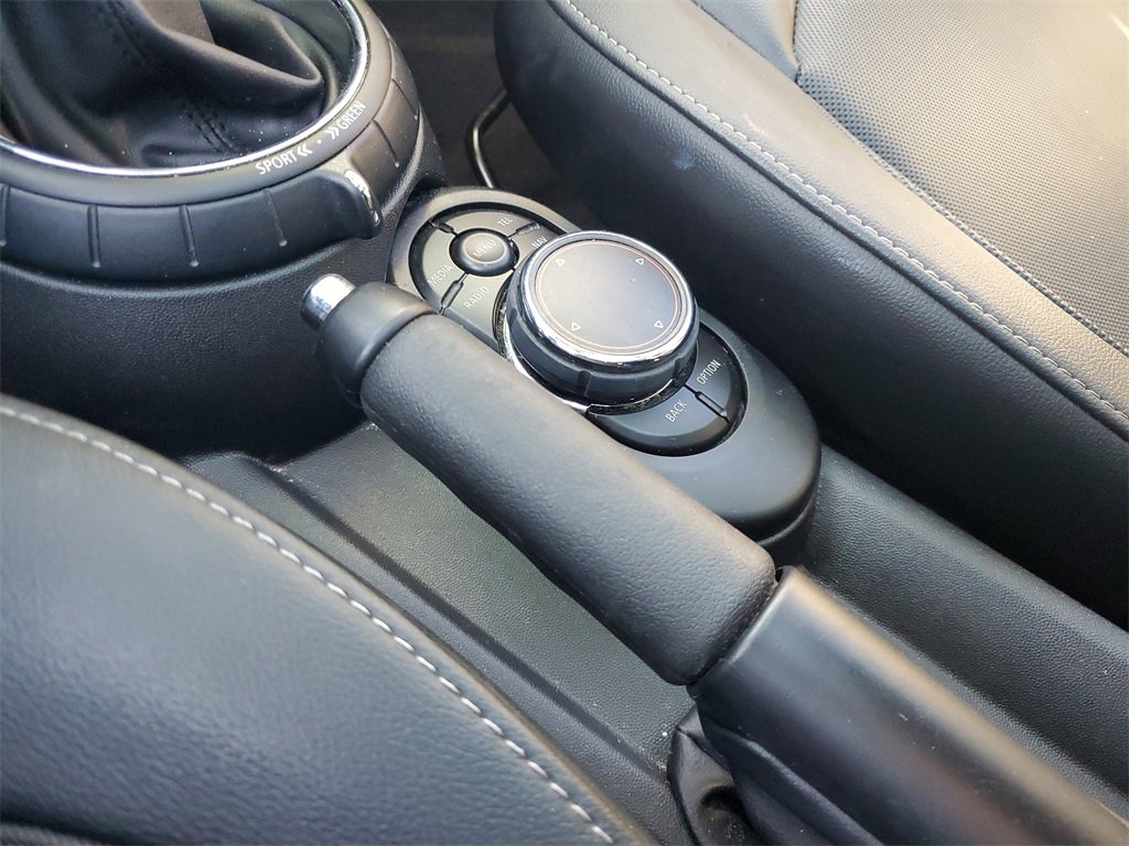 Used 2017 MINI Cooper 4-Door Hardtop image 25