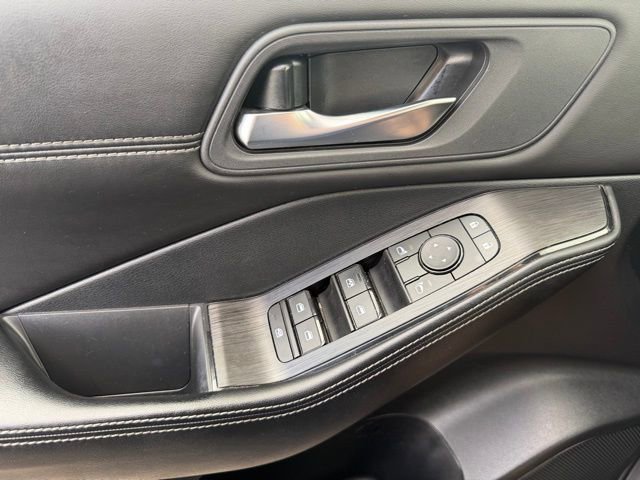 Used 2024 Nissan Rogue SV w/ SV Premium Package AWD/4WD image 12