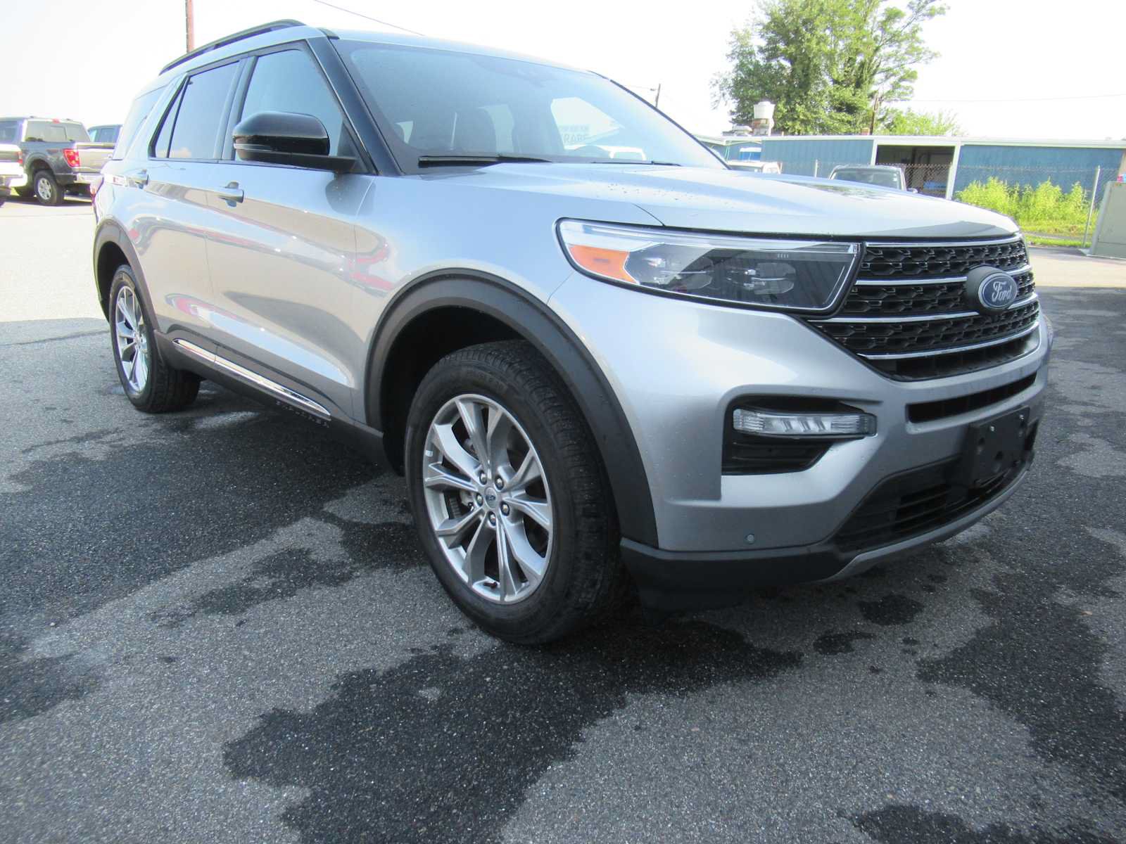Used 2024 Ford Explorer XLT w/ Equipment Group 202A AWD/4WD image 3