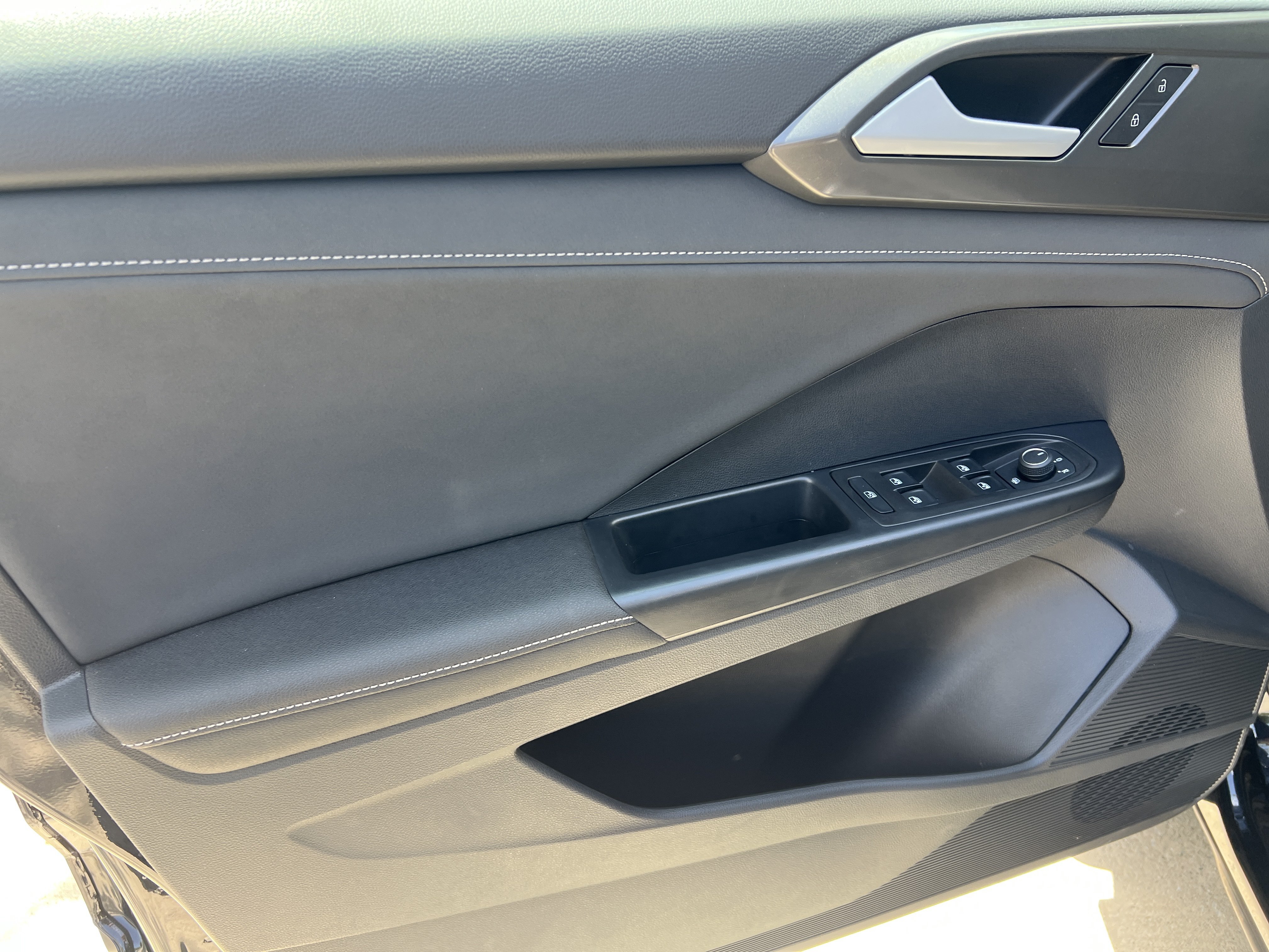 Certified 2025 Volkswagen Taos SE AWD/4WD image 13