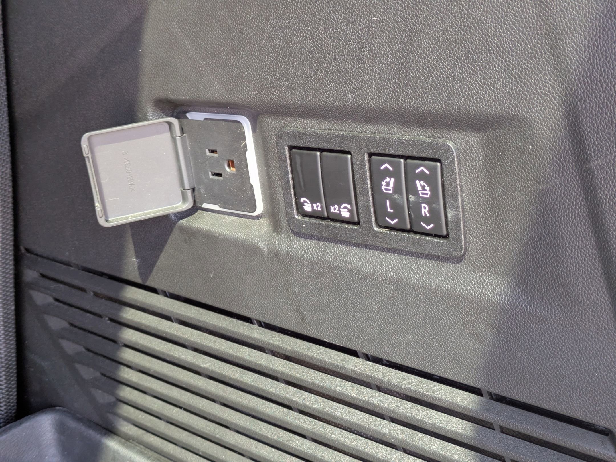 Used 2022 Chevrolet Tahoe Z71 w/ Z71 Off-Road Package image 36