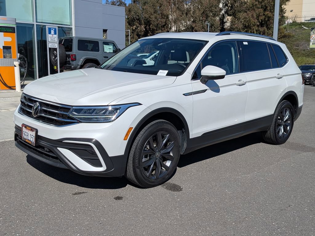 Used 2023 Volkswagen Tiguan SE image 1