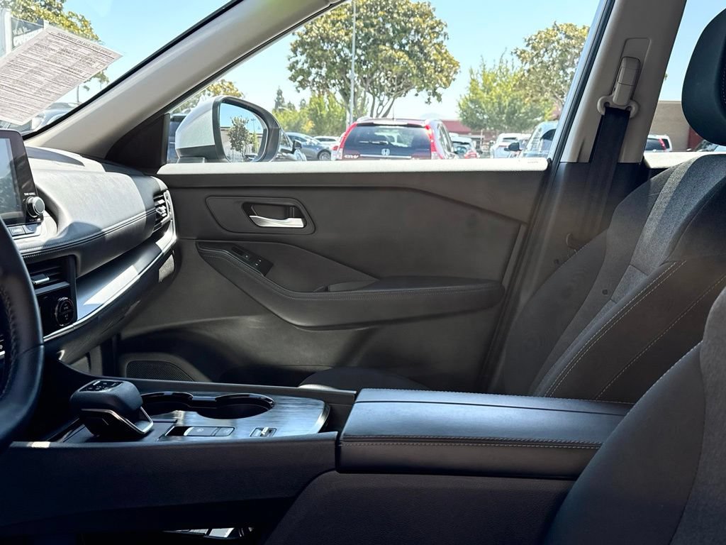 Used 2025 Nissan Rogue SV FWD image 12