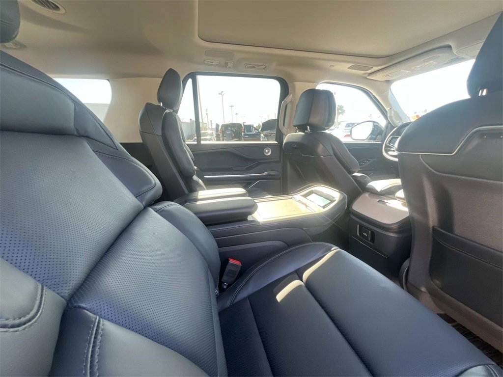New 2025 Lincoln Navigator Reserve image 16