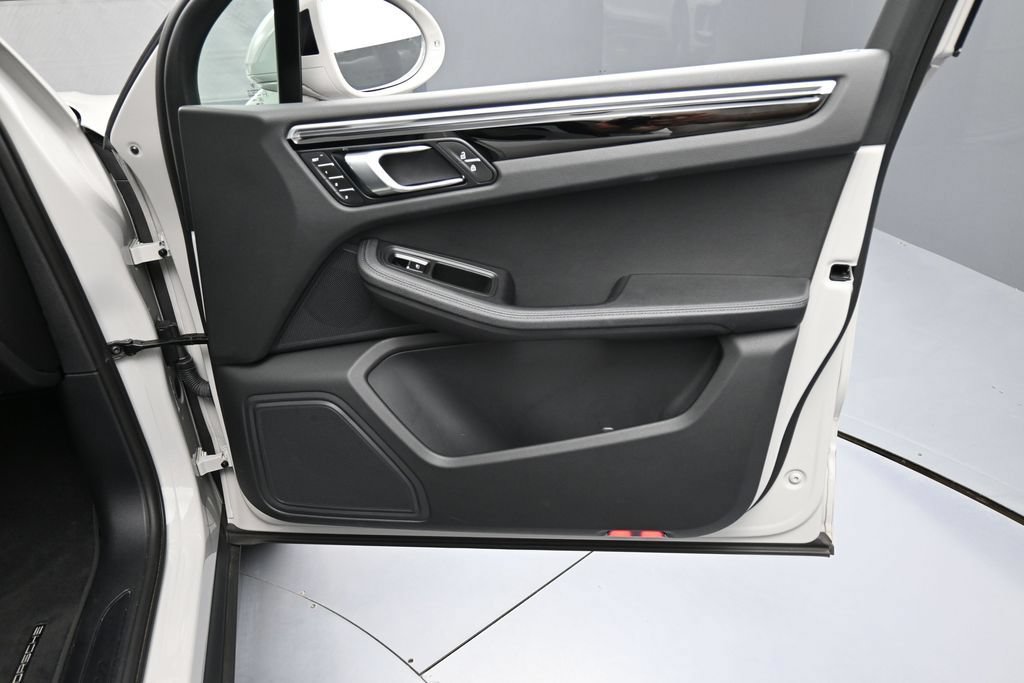 Certified 2023 Porsche Macan Turbo AWD/4WD image 28