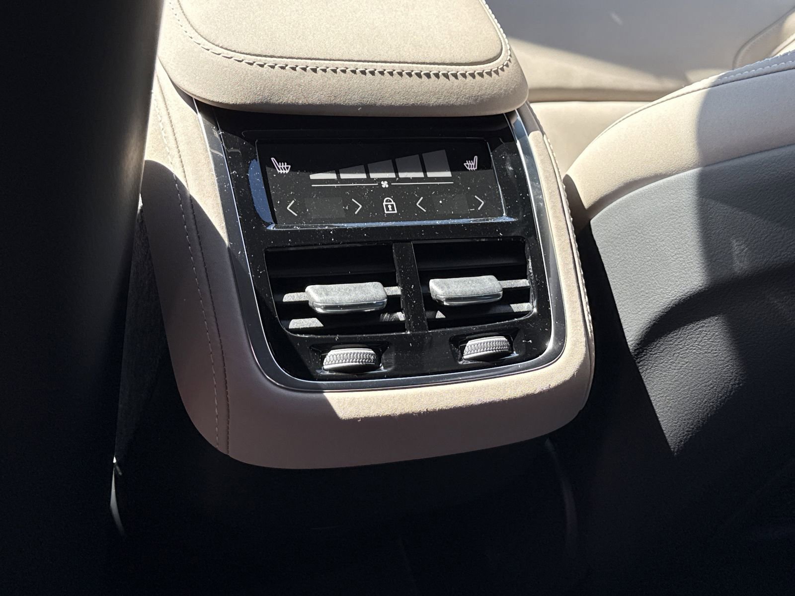 New 2026 Volvo XC90 B6 Plus w/ Protection Package Premier image 17
