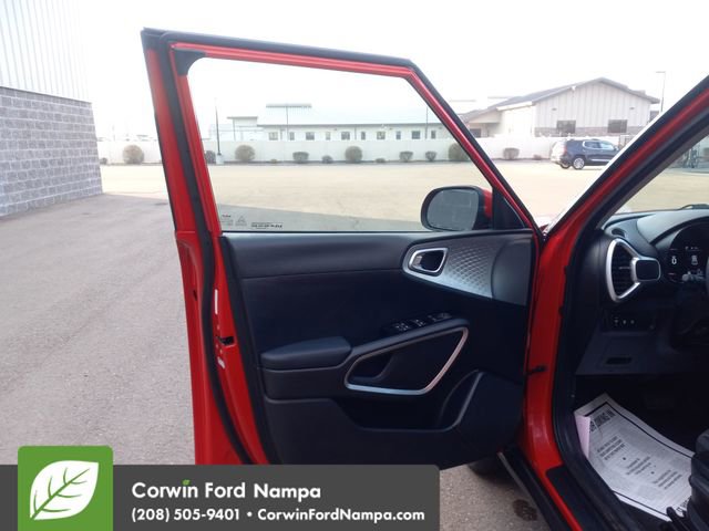 Used 2023 Kia Soul LX image 10