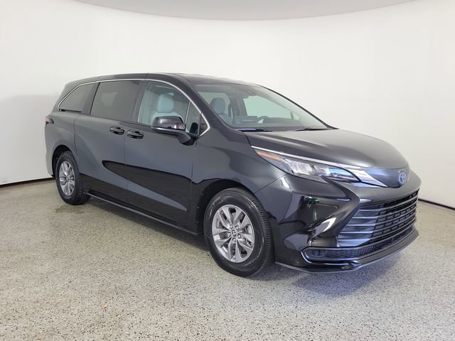 Used 2025 Toyota Sienna LE FWD image 4