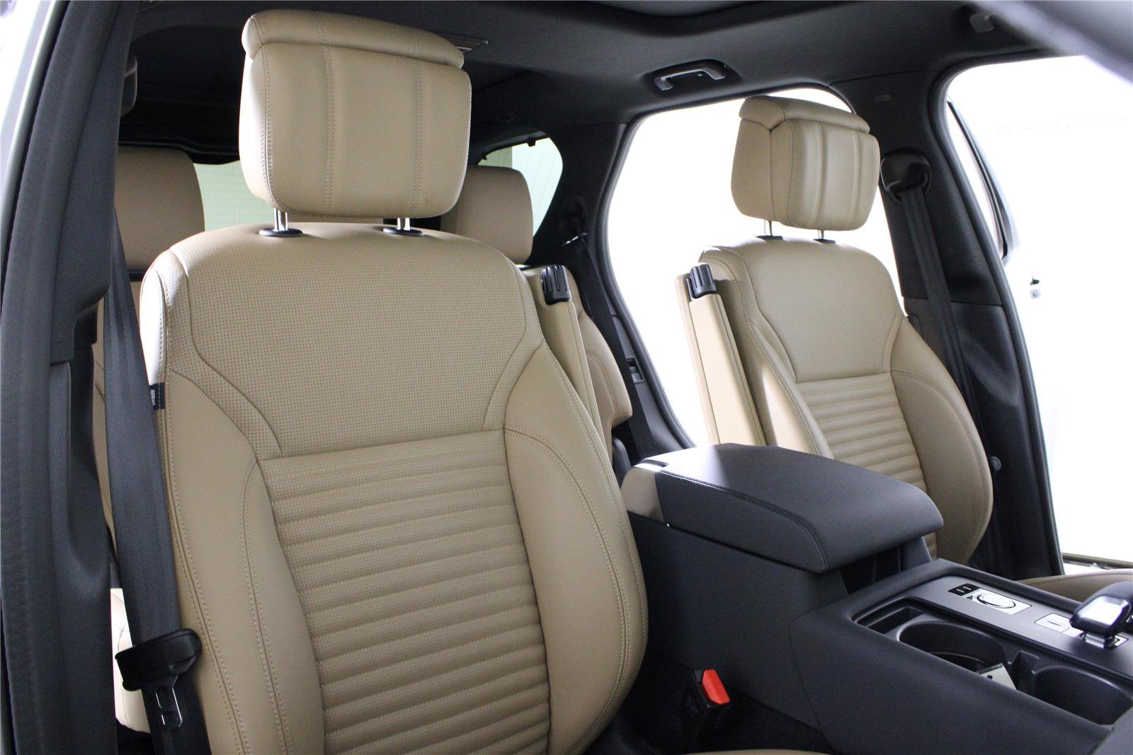 Used 2025 Land Rover Discovery Dynamic SE AWD/4WD image 17