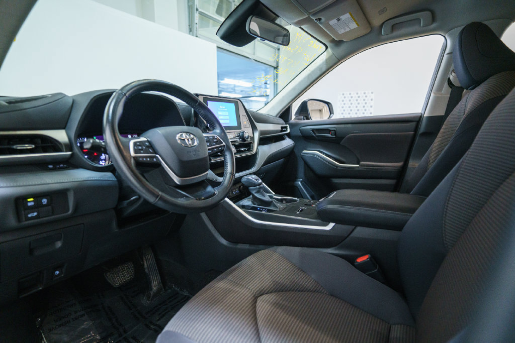 Used 2023 Toyota Highlander LE FWD image 3