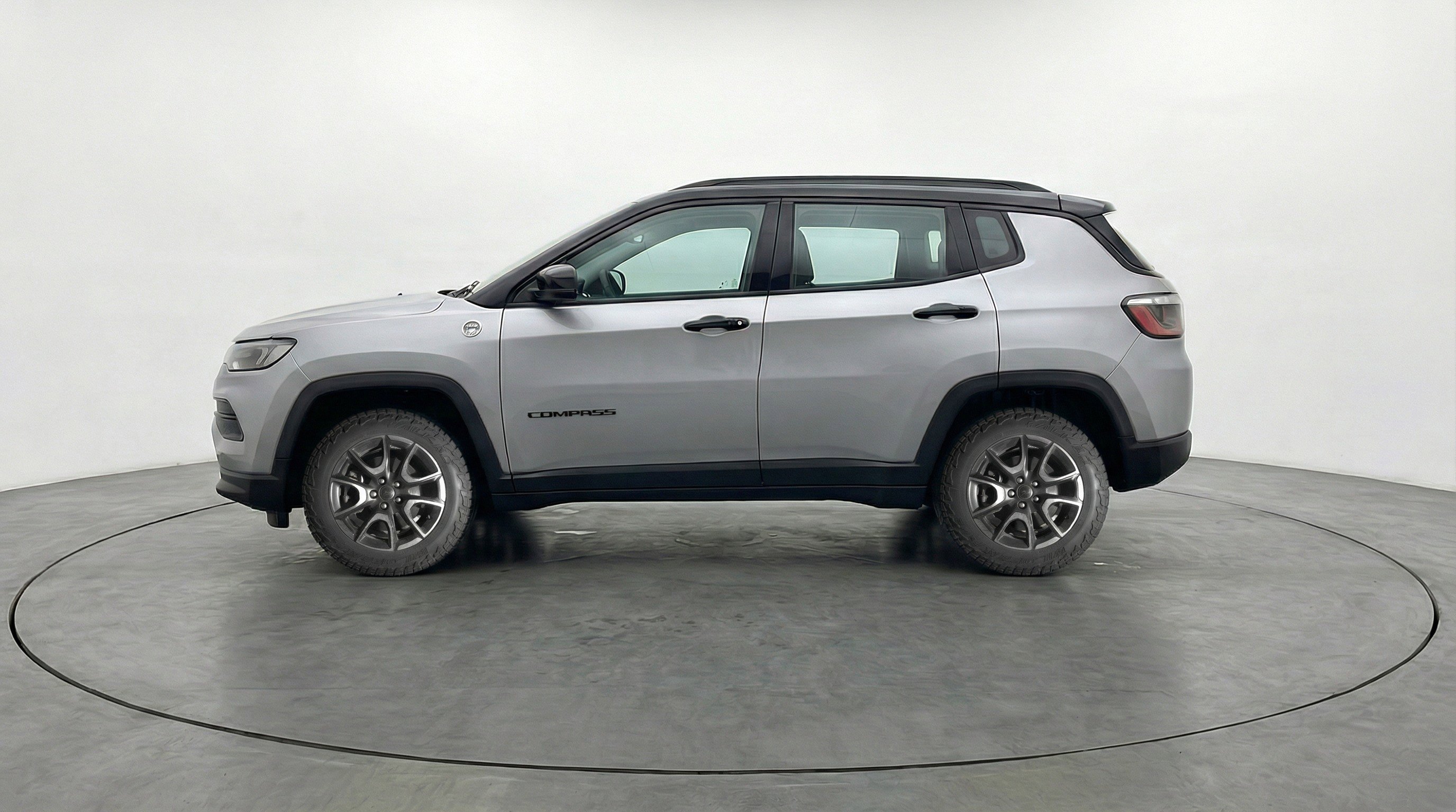 Used 2025 Jeep Compass Trailhawk image 5