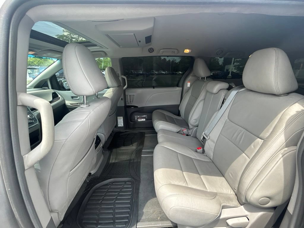 Used 2017 Toyota Sienna XLE Premium FWD image 13
