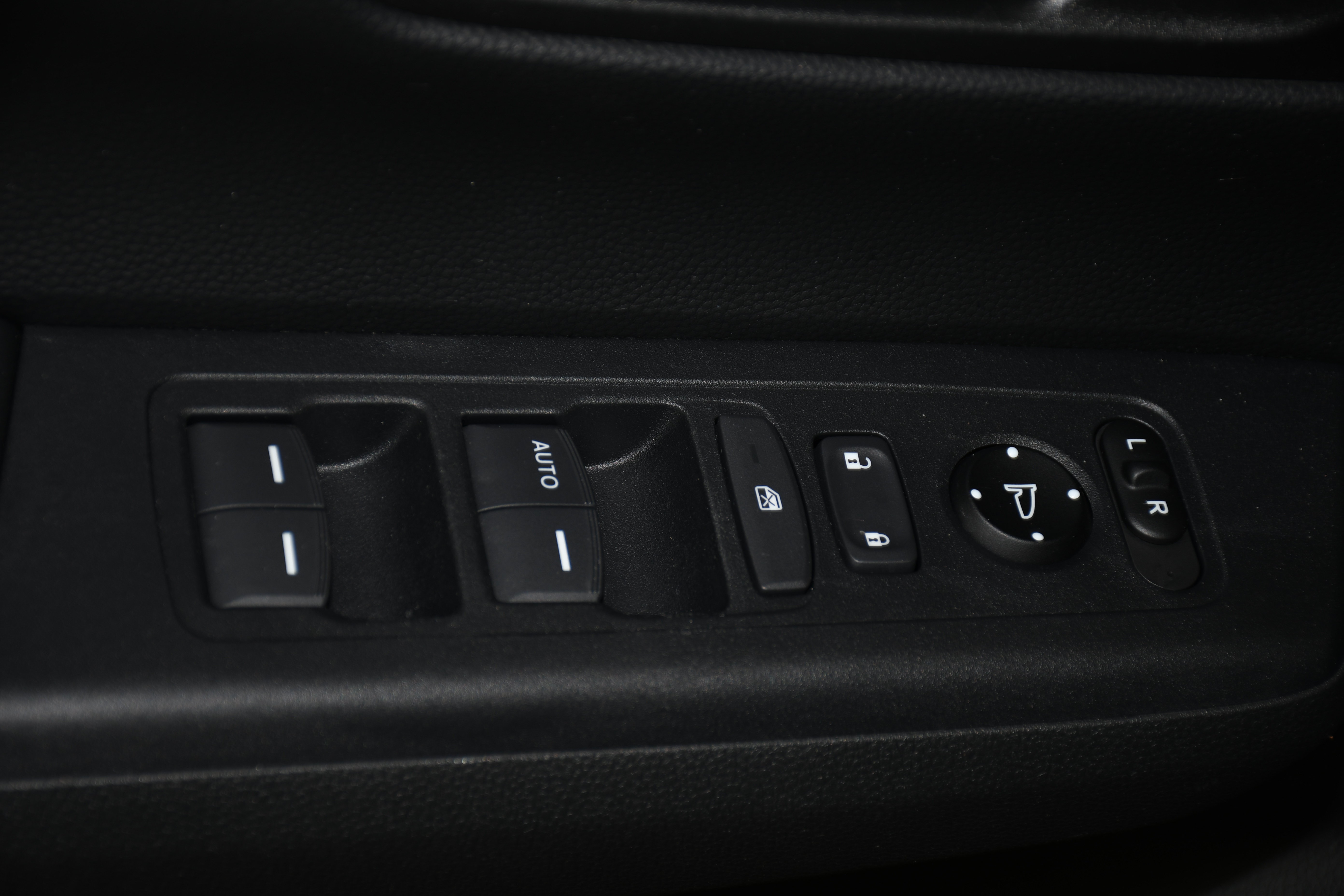Used 2025 Honda CR-V EX-L image 10