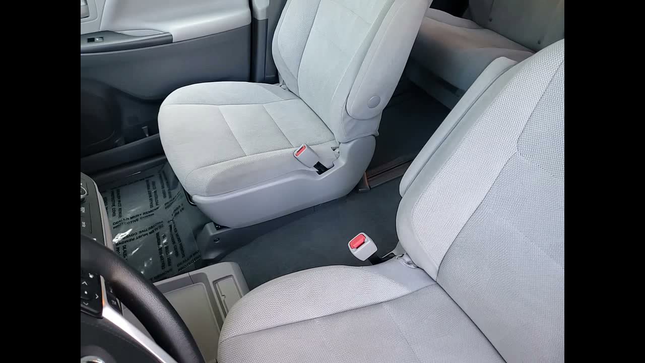 Used 2020 Toyota Sienna L image 27