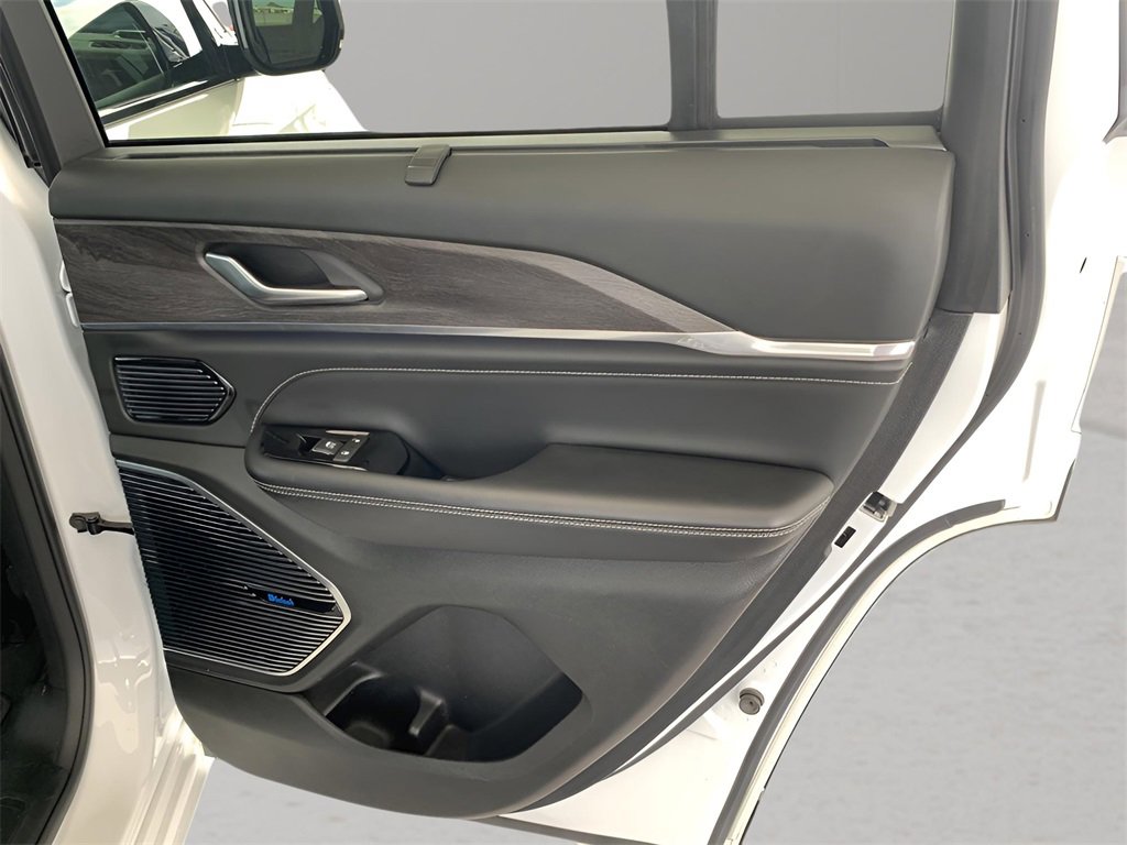 Used 2022 Jeep Grand Cherokee Overland w/ Luxury Tech Group IV image 29