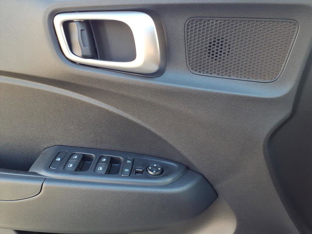 New 2025 Hyundai Venue SE image 8