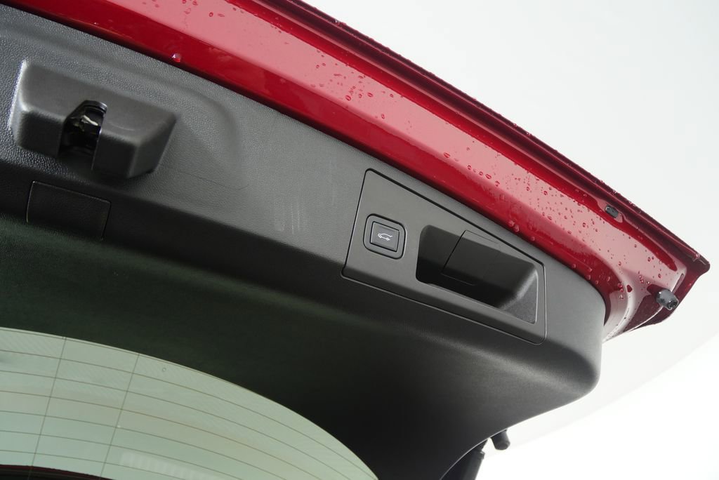 Used 2024 Cadillac XT4 Premium Luxury w/ Cold Weather Package image 18