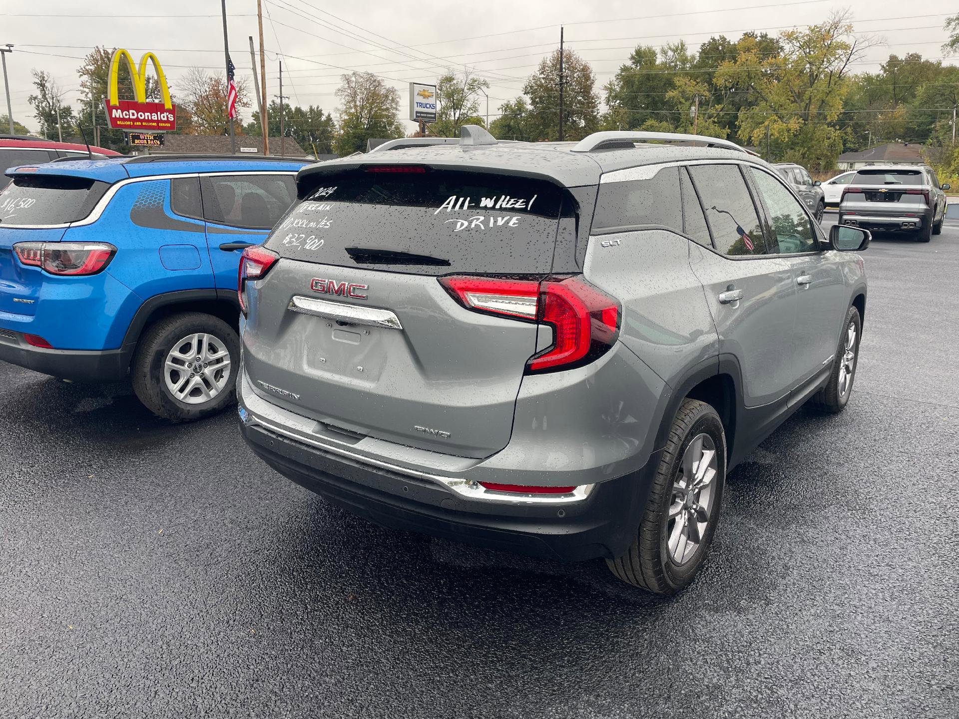 Used 2024 GMC Terrain SLT w/ Infotainment Package II image 3