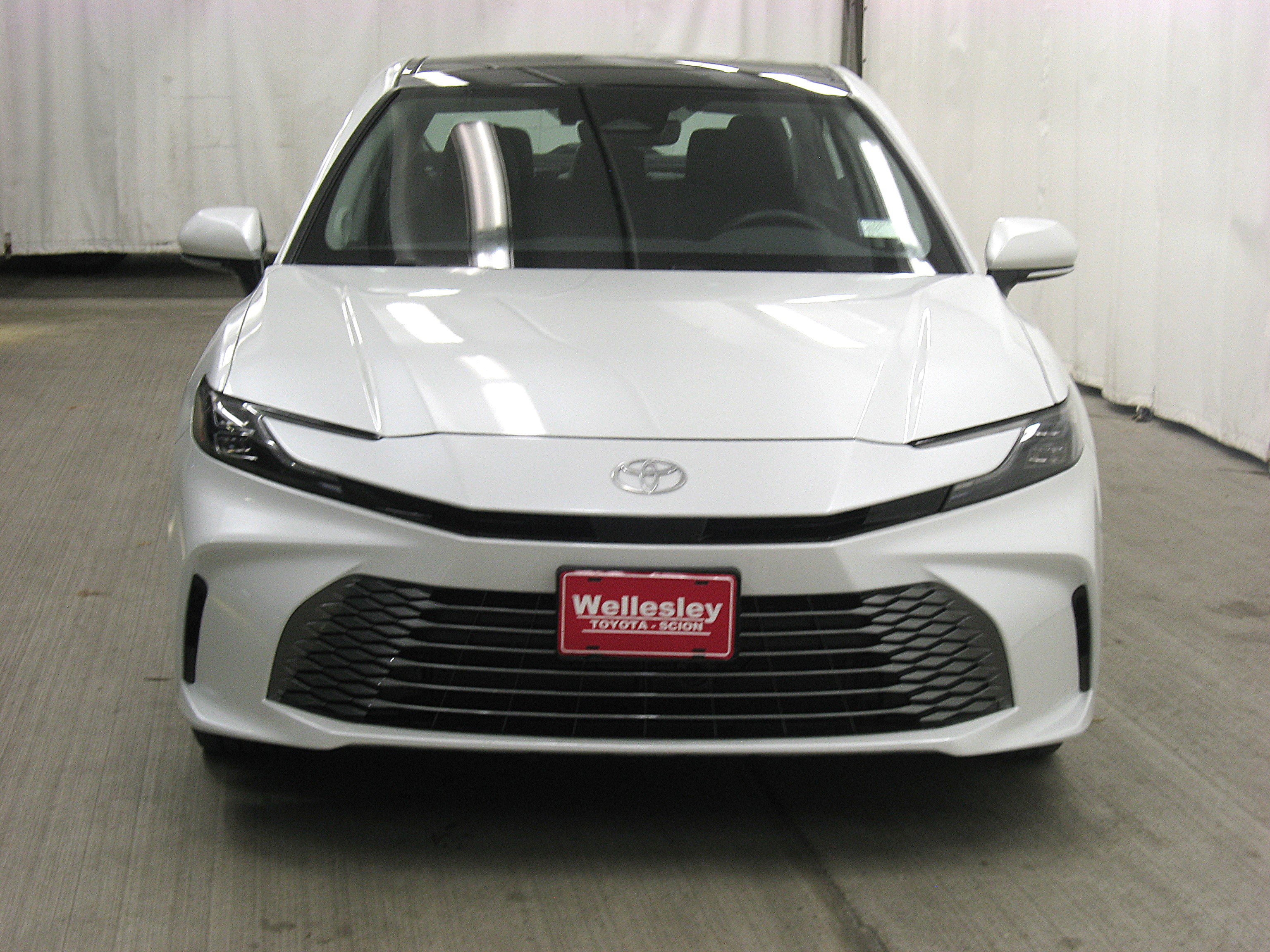 Used 2025 Toyota Camry XLE image 4