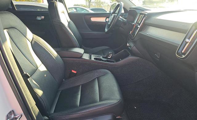Used 2021 Volvo XC40 T4 Momentum w/ Protection Package Premier image 8