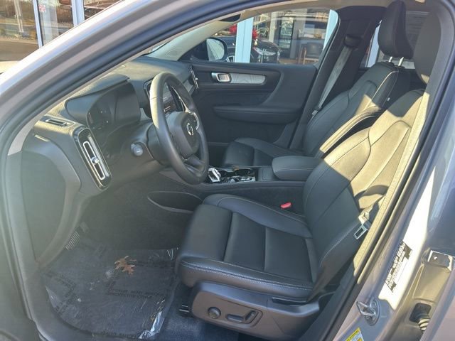 Certified 2025 Volvo XC40 B5 Plus AWD/4WD image 17