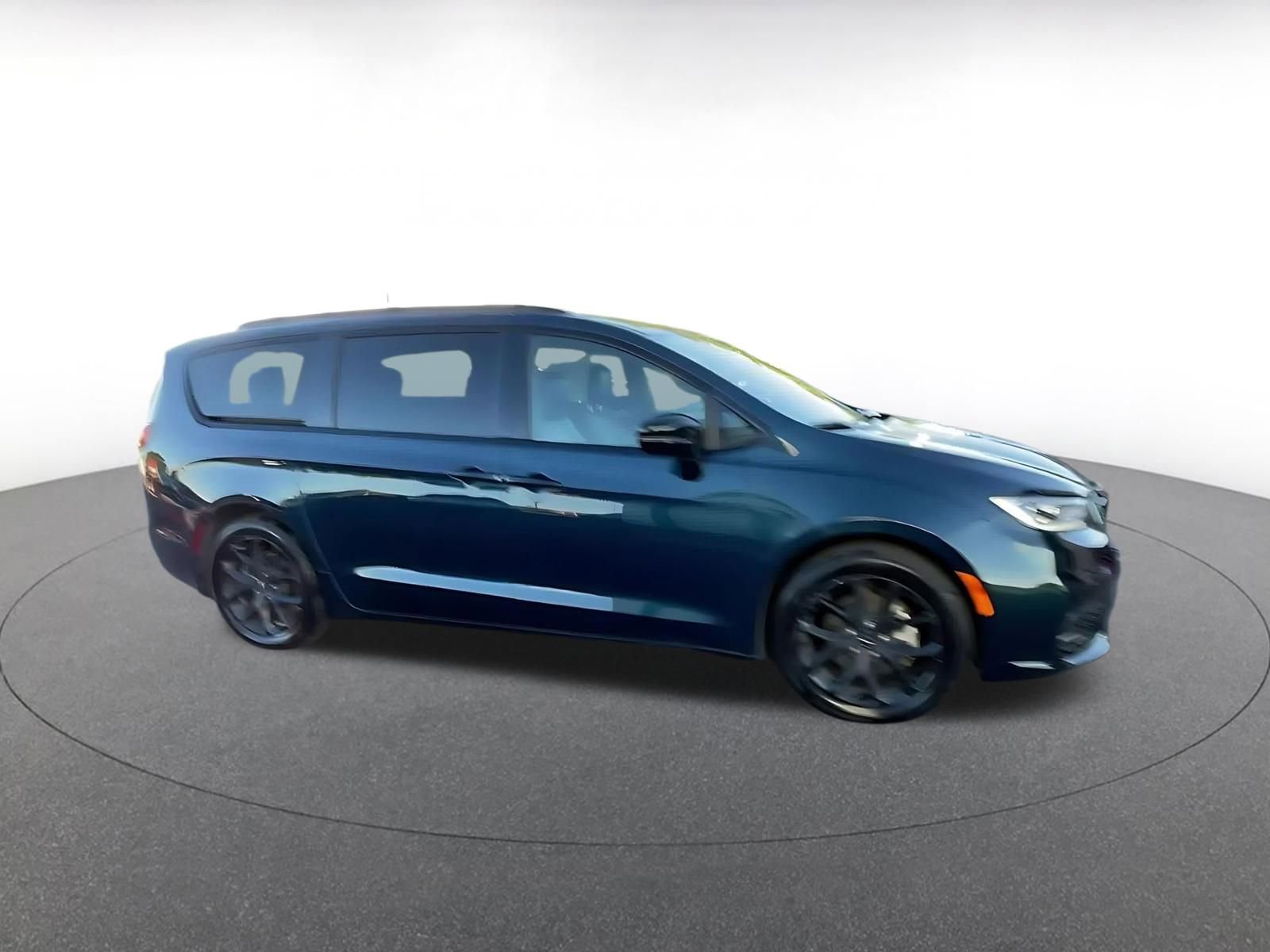 Used 2025 Chrysler Pacifica Limited image 2