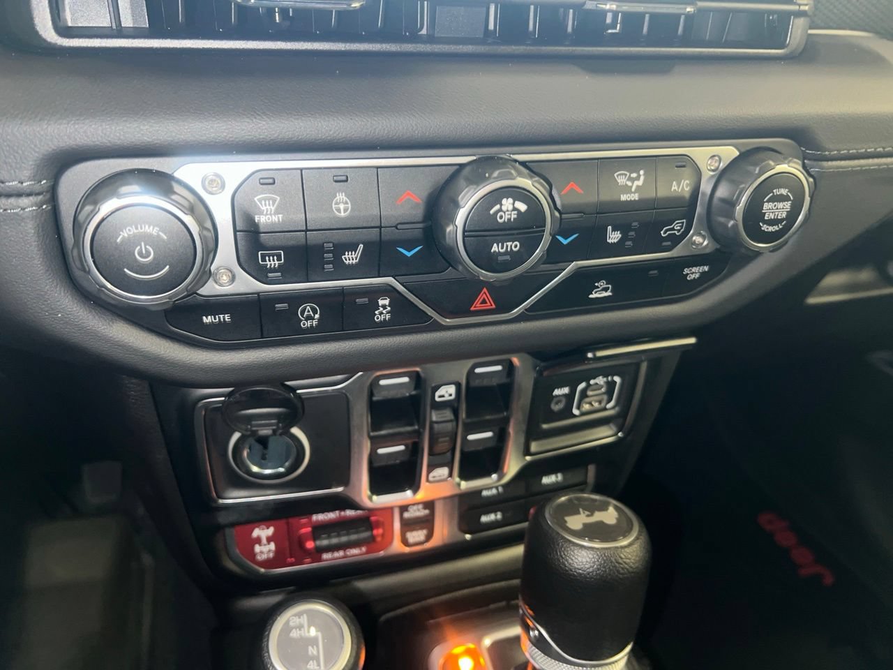Used 2024 Jeep Wrangler Unlimited Rubicon w/ Technology Group AWD/4WD image 32