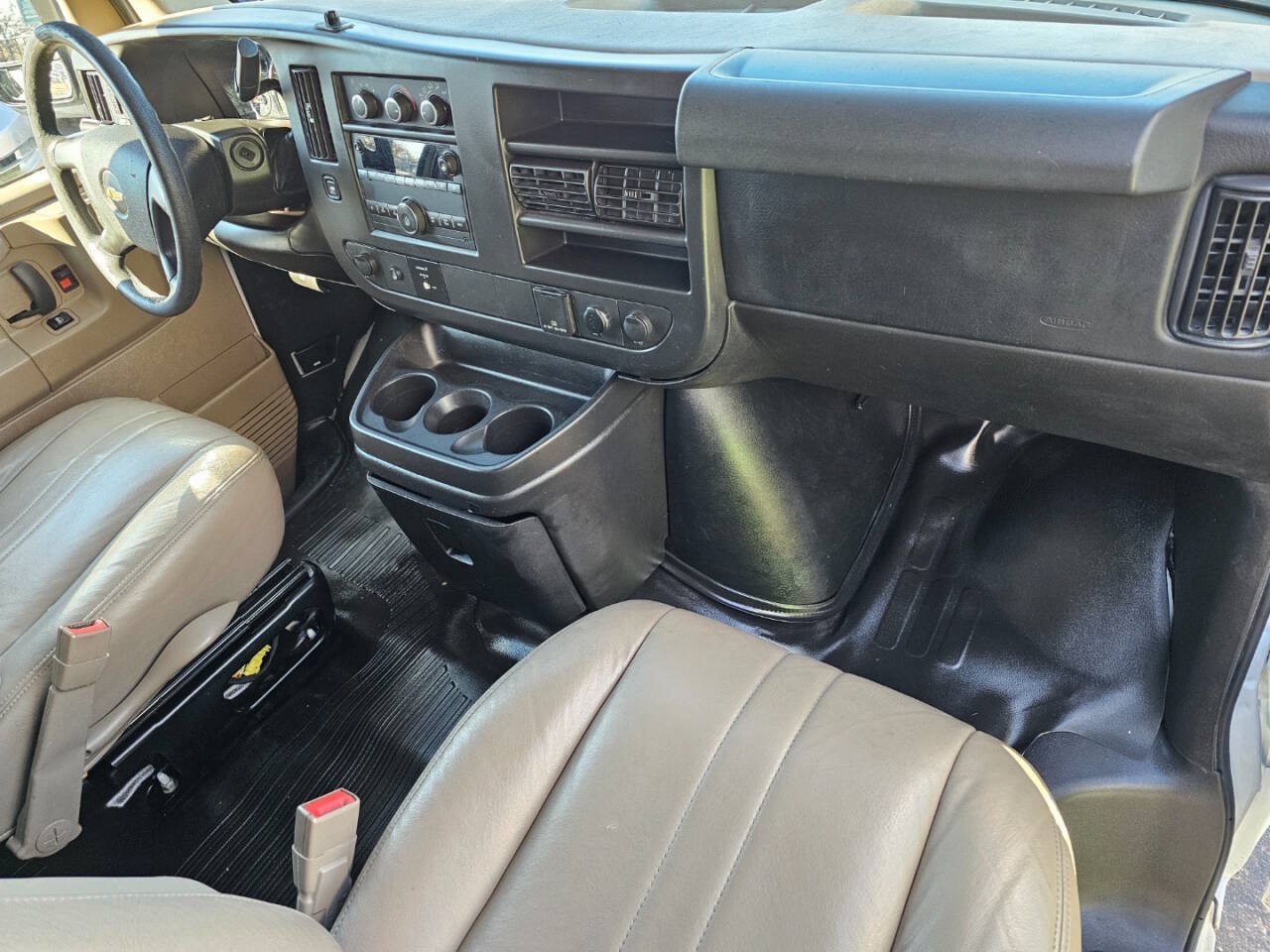 Used 2015 Chevrolet Express 2500 Extended RWD image 21