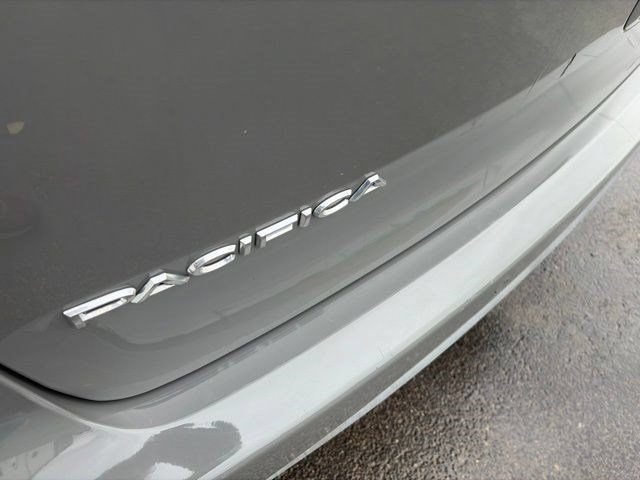 Used 2023 Chrysler Pacifica Touring-L FWD image 43
