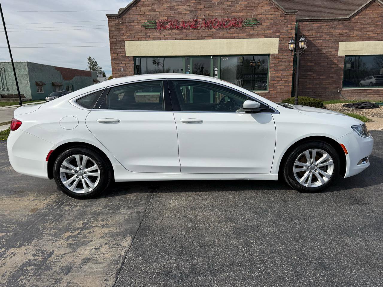 Used 2016 Chrysler 200 Limited w/ Convenience Group image 1