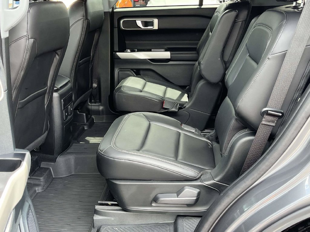 Used 2023 Ford Explorer XLT w/ Equipment Group 202A AWD/4WD image 18