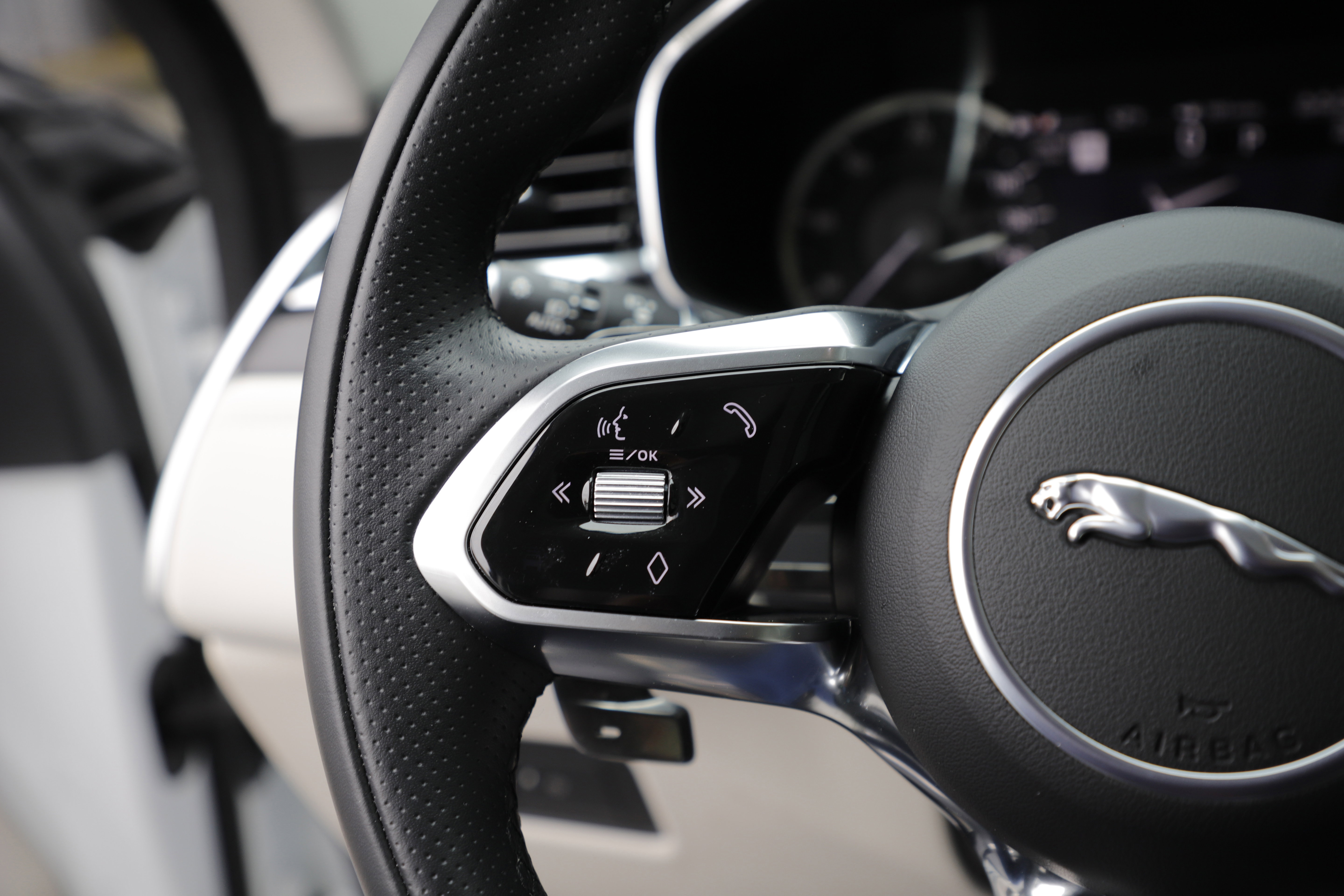Certified 2023 Jaguar F-PACE R-Dynamic S AWD/4WD image 22