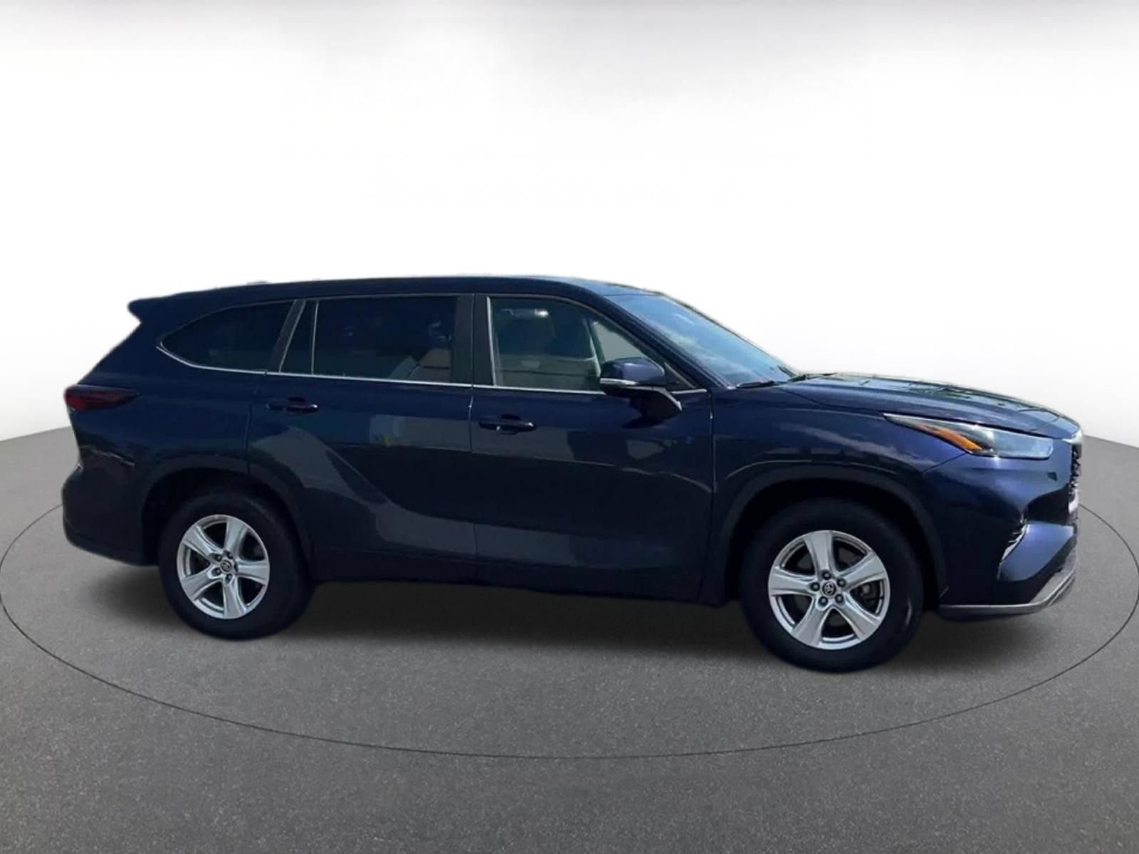 Used 2025 Toyota Highlander LE FWD image 15