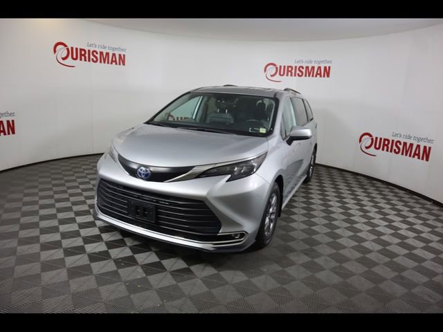 Used 2024 Toyota Sienna XLE w/ XLE Plus Package AWD/4WD image 2