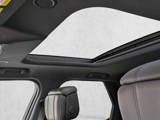 Used 2024 Land Rover Discovery Dynamic SE image 16