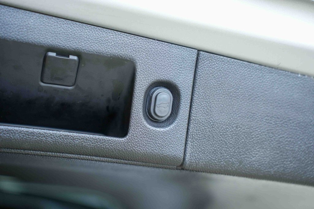 Used 2019 Chevrolet Suburban Premier image 15