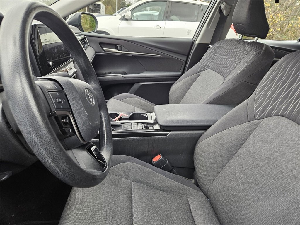 Used 2025 Toyota Camry LE image 5