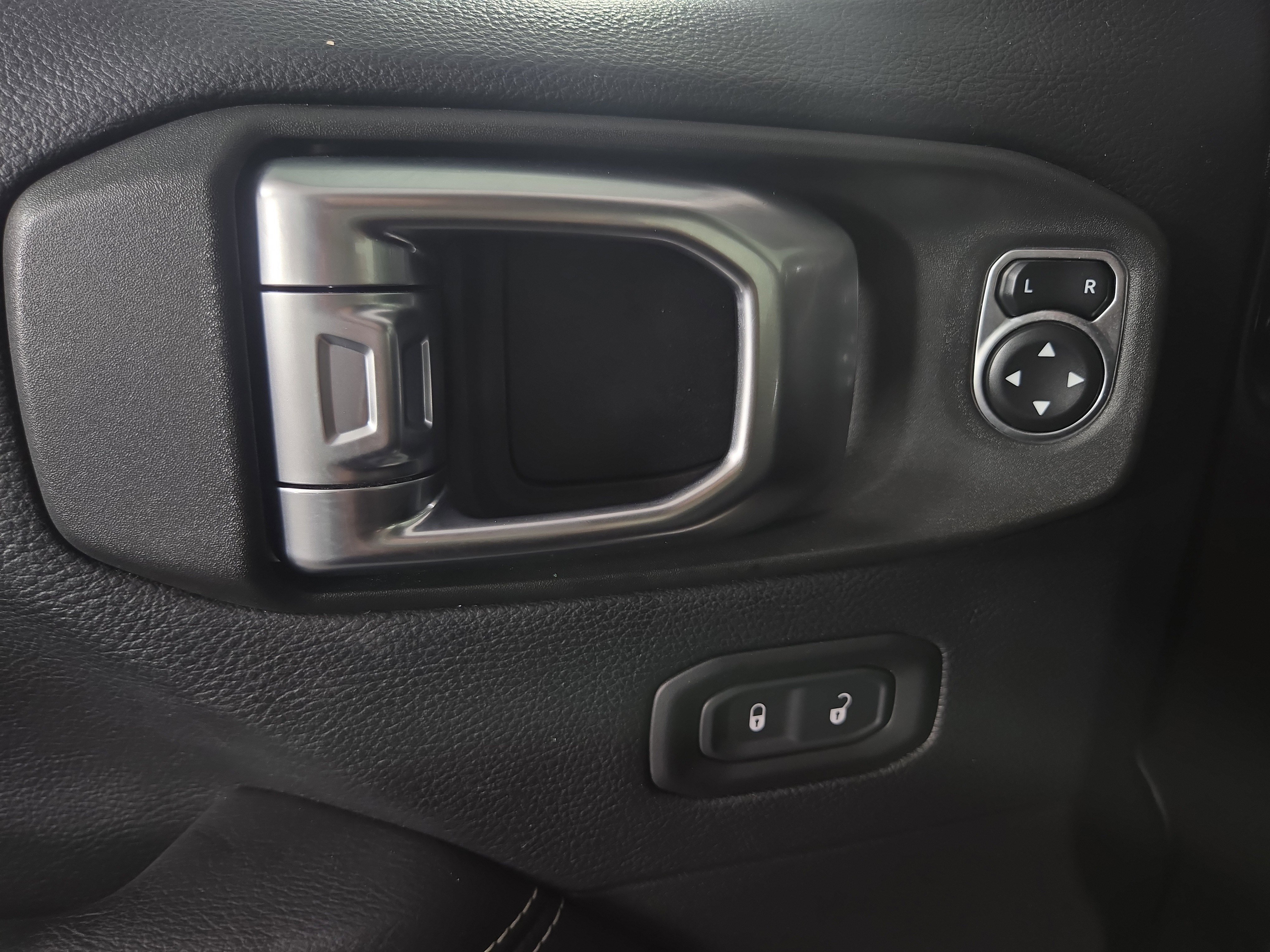 Used 2018 Jeep Wrangler Unlimited Sahara image 27
