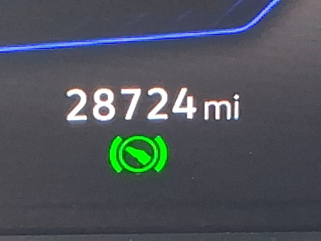 Used 2025 Volkswagen Taos SE AWD/4WD image 2