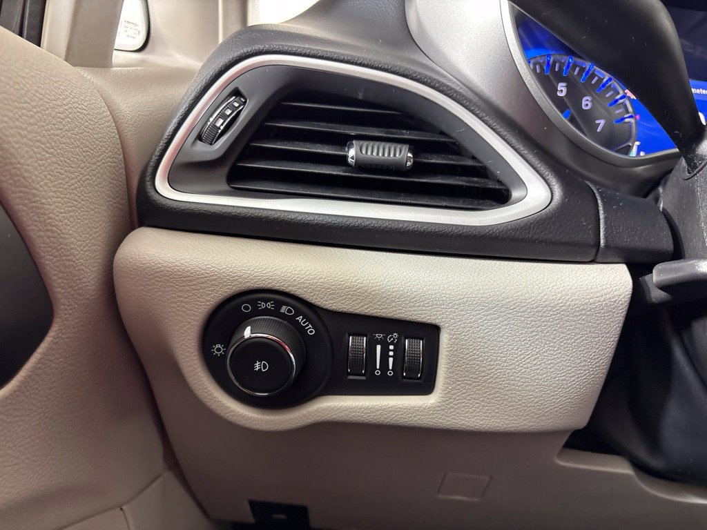 Used 2022 Chrysler Pacifica Touring-L FWD image 37