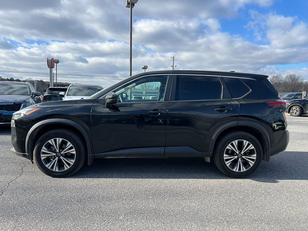 Used 2022 Nissan Rogue SV image 2