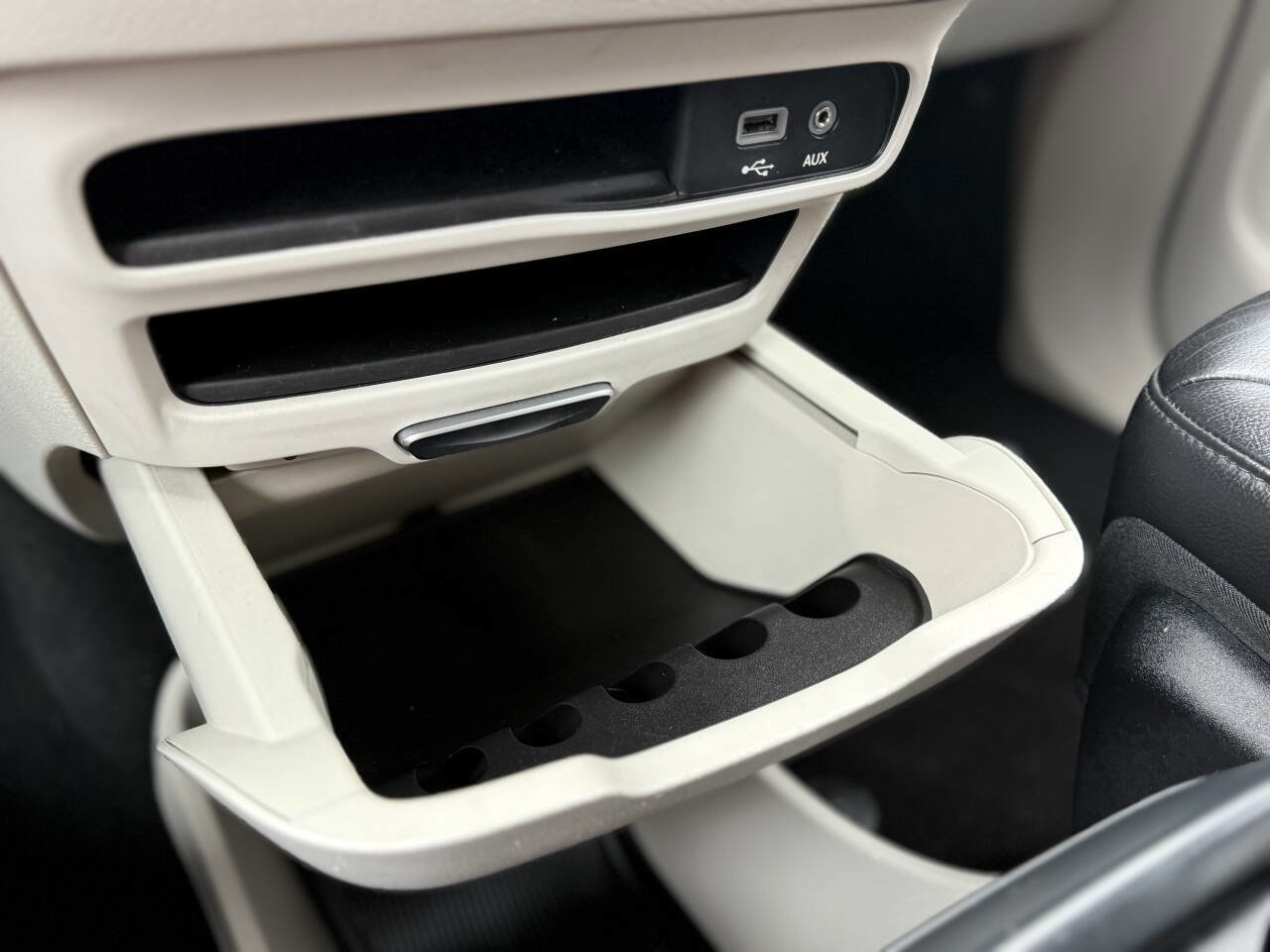 Used 2017 Chrysler Pacifica Touring-L image 37