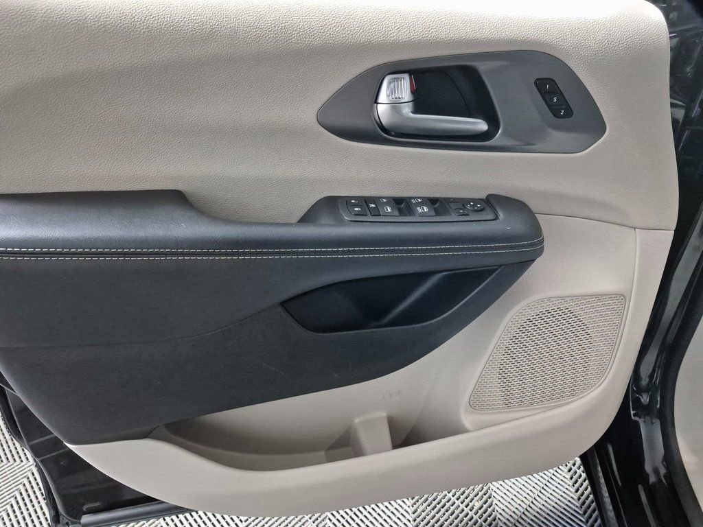Used 2023 Chrysler Pacifica Touring-L image 13